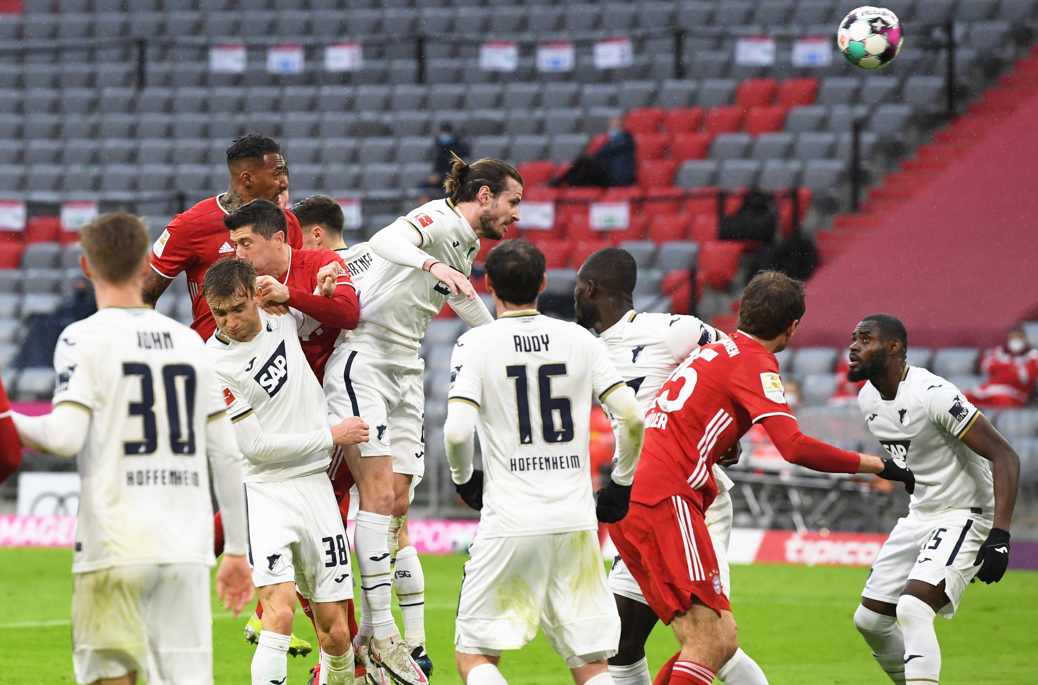 足球巨星齐聚比赛场地，助威球队胜利