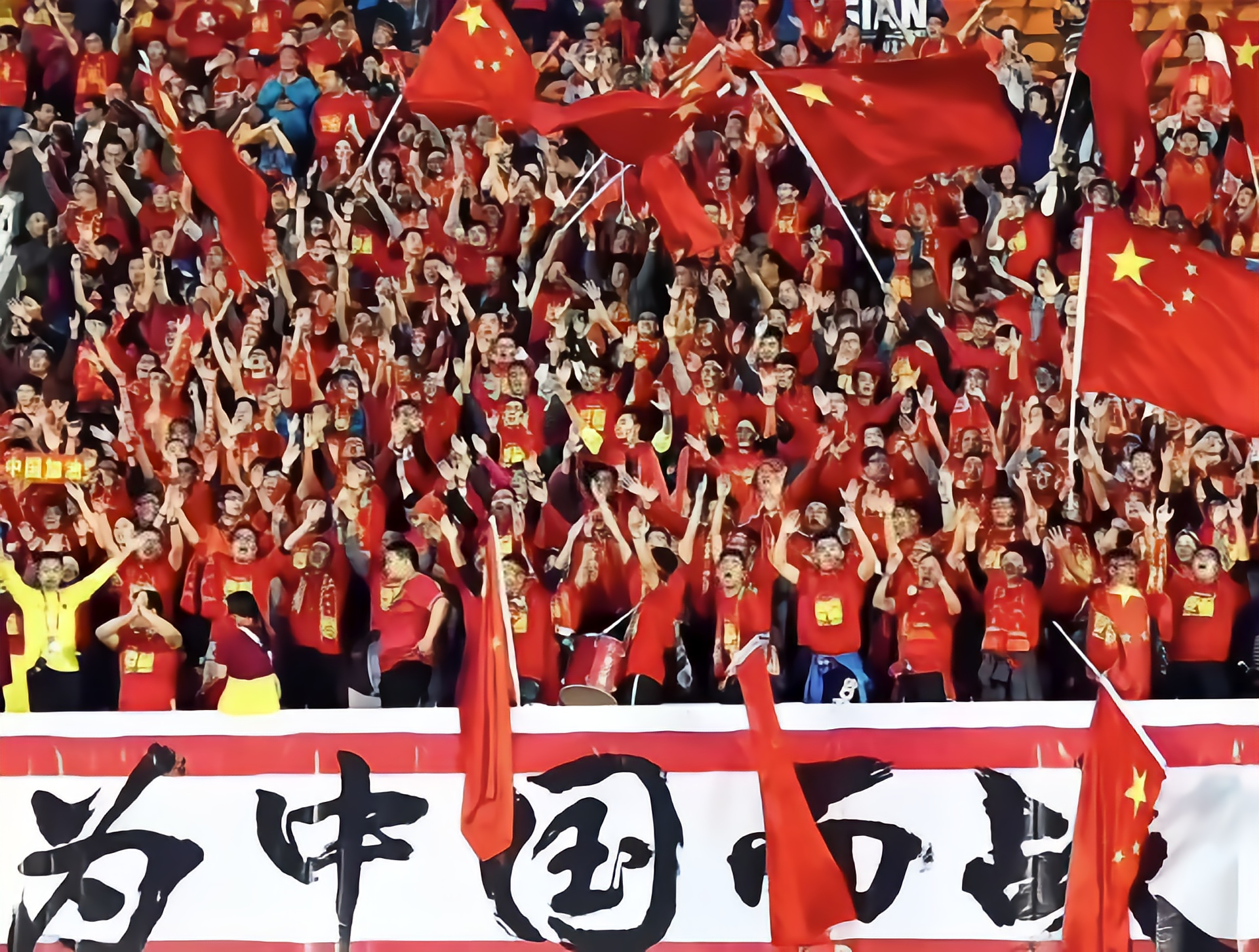 国内足球赛场精彩绝伦，让人心潮澎湃