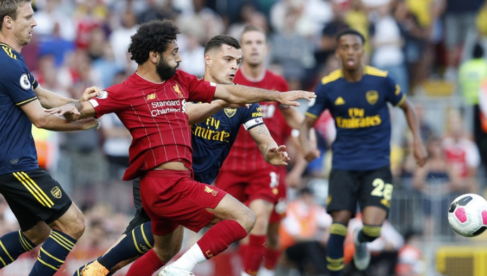 曼联主场获胜，继续领跑积分榜